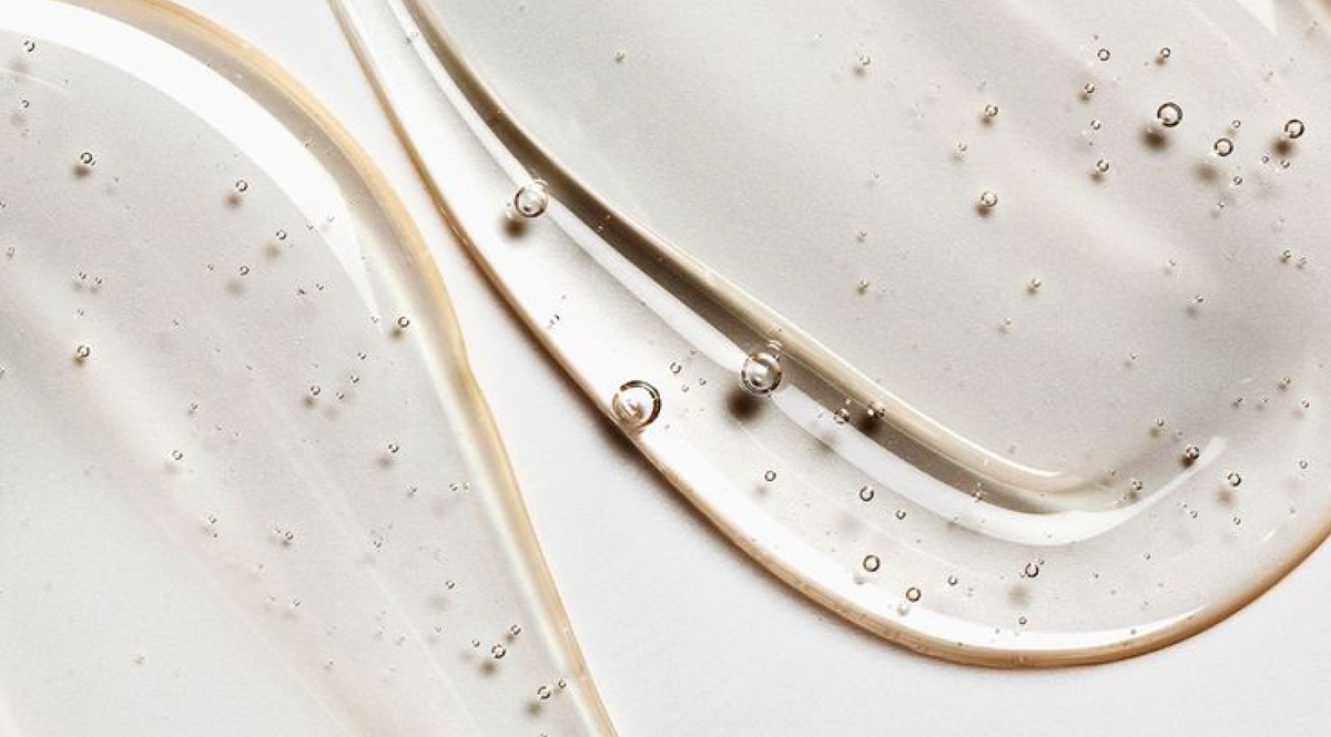 Transparent serum with air bubbles, highlighting 4-Butyl Resorcinol’s role in reducing discoloration and regulating melanin production